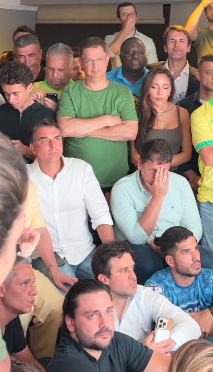 O mesmo grupo, em silêncio, acompanha a apuração